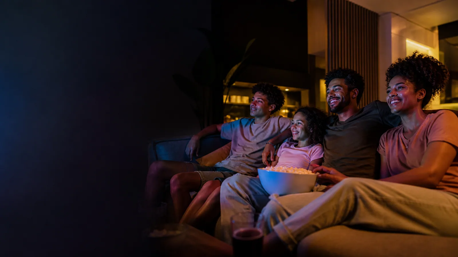 Família aproveitando entretenimento em casa com a IN9VE